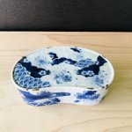 画像1: 染付桜紋まゆ型陶箱/蓋物［有田焼 福泉窯］ (1)
