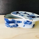 画像2: 染付桜紋まゆ型陶箱/蓋物［有田焼 福泉窯］ (2)