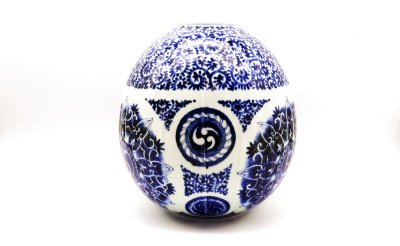 画像1: 染付蛸唐草巴紋大花瓶［有田焼 福泉窯］※1点物